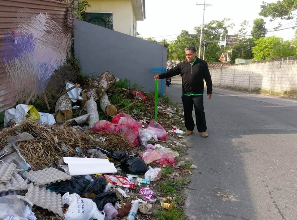 Hanya sebagian kecil yg belum, tdk mengerti, tdk tau atau bahkan tidak mau tau, akan pentingx membuang sampah di tempat yg disediakan....  Pemandangan adax sampah ditempat yg bukan pembuangan sampah memang membuat miris....  Bahkan tulisan "DILARANG 